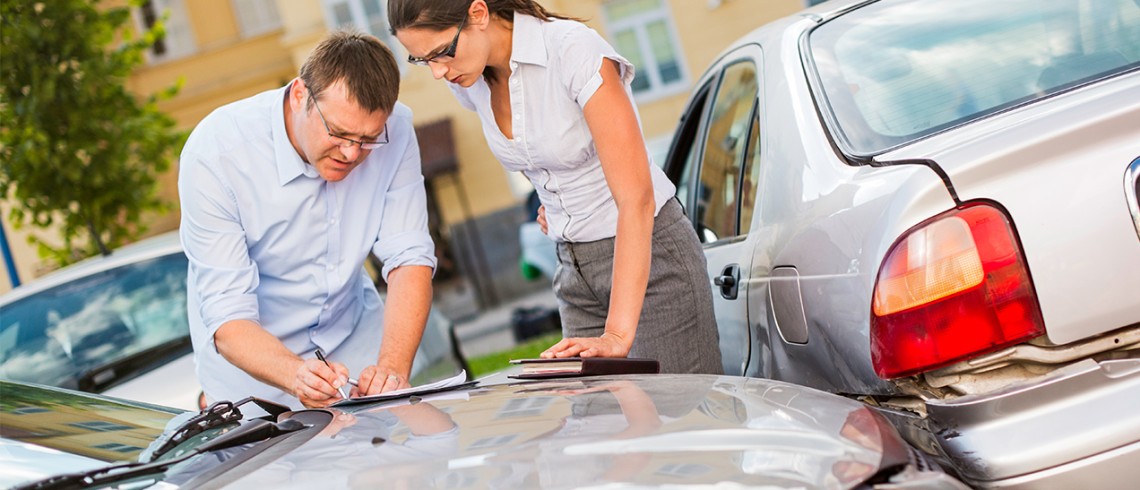Schaden am parkenden Auto: Tipps für Verhalten nach dem Unfall und  Lackpflege
