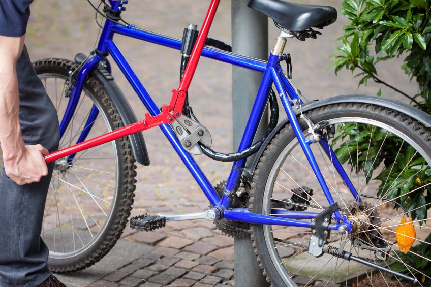 Pressemitteilung neuer Hausrat-Tarif: Mann knackt Fahrradschloss